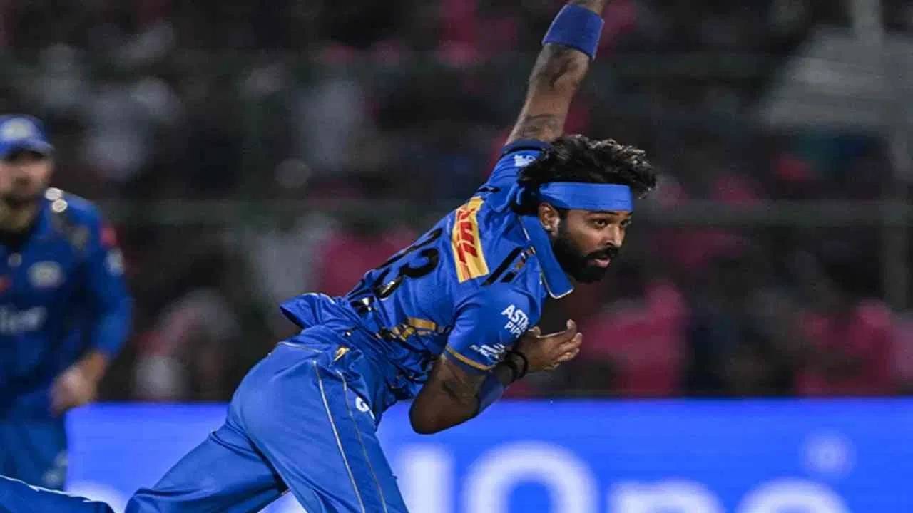 मुंबई इंडियन्सच्या या पराभवानंतर कॅप्टन हार्दिक पंड्याने ड्रेसिंग रुममध्ये खेळाडूंशी संवाद साधला. त्याने टीमला मार्गदर्शन केलं. बंगळुरुने काल 20 ओव्हर्समध्ये 240 धावांचा डोंगर उभा केला. मुंबईच्या टीमने 20 ओव्हर्समध्ये 5 विकेट गमावून 222 धावा केल्या. 