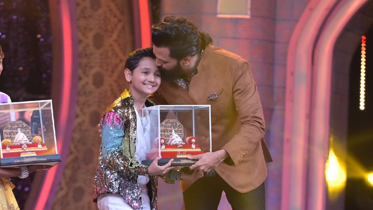 दुसरीकडे, रितेश देशमुखने स्पर्धकांना खास भेट देत त्यांचं कौतुक केलं आहे. या दोन्ही दिग्गज कलाकारांच्या उपस्थितीमुळे महाअंतिम सोहळ्याची रंगत द्विगुणीत होणार आहे. या दैदिप्यमान सोहळ्यात कोल्हापूरची शुभ्रा खाडे, ठाण्याचा अर्णव बोपलकर, नांदेडची विरा हाक्के, नाशिकची अस्मिता गादेकर, पुण्याचा गंधर्व चामनर आणि ईशानी हिंगे या सहा स्पर्धकांमध्ये महाअंतिम लढत रंगणार आहे. 
