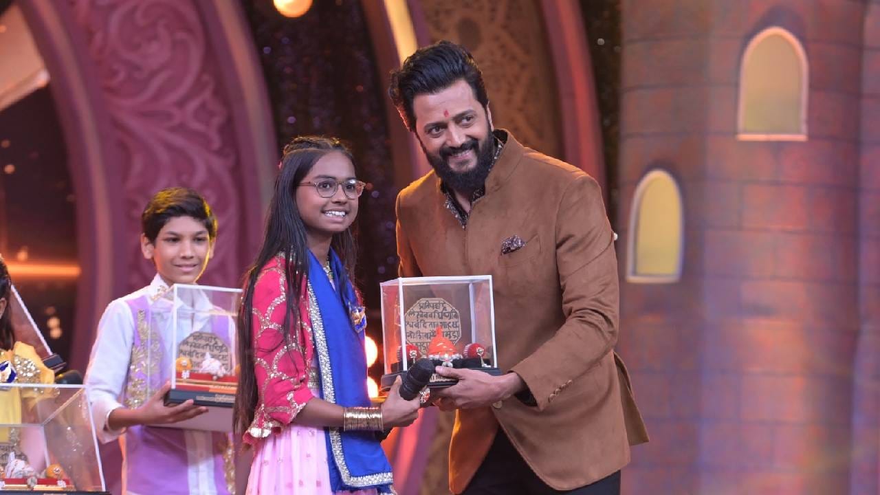 स्टार प्रवाह वाहिनीवरील 'मी होणार सुपरस्टार छोटे उस्ताद'च्या चौथ्या पर्वाला प्रेक्षकांचा भरभरुन प्रतिसाद मिळत आहे. छोट्या उस्तादांनी आपल्या भारावून टाकणाऱ्या सुरांनी संपूर्ण महाराष्ट्राला मंत्रमुग्ध केलं आहे. महाराष्ट्राच्या कानाकोपऱ्यातून आलेल्या छोट्या उस्तादांमधून 6 सर्वोत्तम स्पर्धकांनी महाअंतिम फेरी गाठली आहे. 
