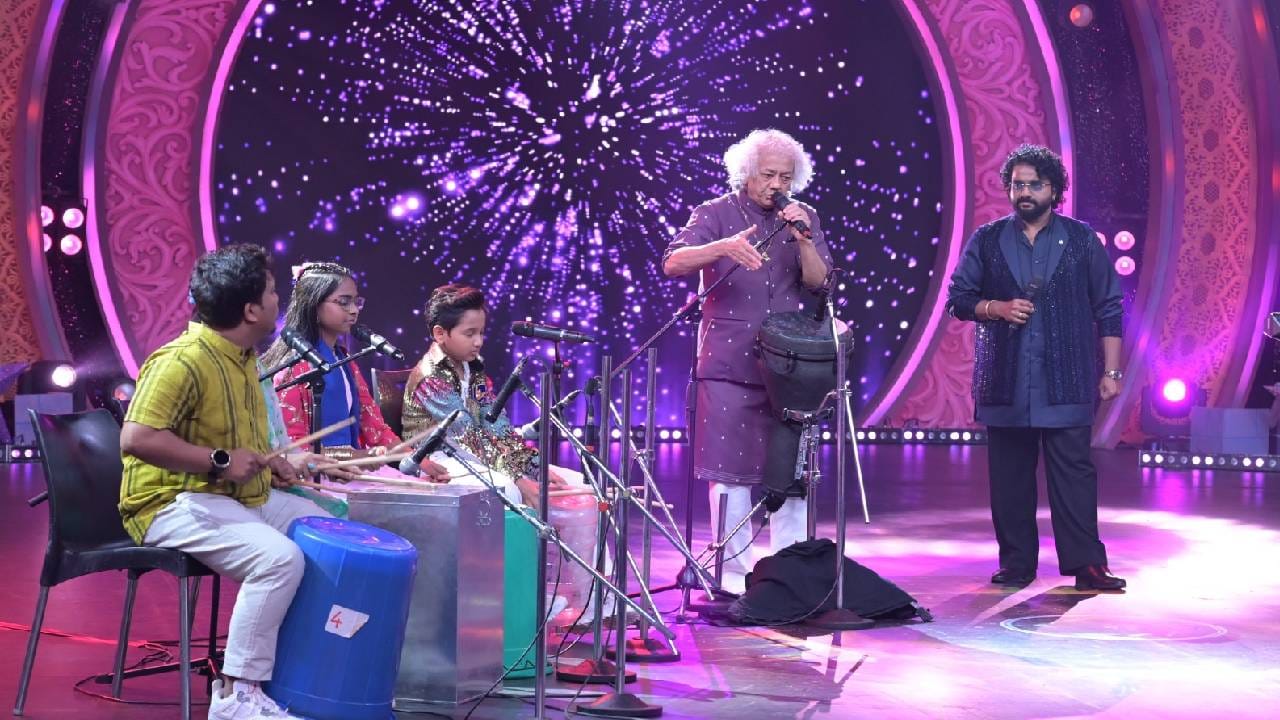 अप्रतिम गाणी सादर करुन प्रेक्षकांची मन जिंकलेल्या 'मी होणार सुपरस्टार छोटे उस्ताद 4' कार्यक्रमाचा महाअंतिम सोहळा येत्या शनिवारी आणि रविवारी म्हणजेच 2 आणि 3 मे रोजी रात्री 9 वाजता पाहायला मिळणार आहे. या महाअंतिम सोहळ्याचं खास आकर्षणं ठरणार आहेत जगविख्यात तालवादक तौफिक कुरेशी आणि महाराष्ट्राचा लाडका अभिनेता रितेश देशमुख यांची उपस्थिती. 
