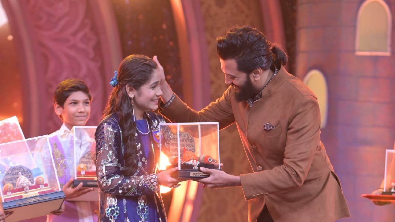 त्यामुळे सुपरस्टार होण्याचा मान कोण पटकवणार याची उत्सुकता वाढली आहे. छोट्या उस्तादांना या पर्वात सुप्रसिद्ध अभिनेते, निर्माते, दिग्दर्शक आणि गायक सचिन पिळगांवकर, लोकप्रिय़ गायिका वैशाली सामंत, तरुणाईच्या गळ्यातला ताईत असणारा गायक आदर्श शिंदे आणि सुप्रसिद्ध संगीतकार जोडी अविनाश-विश्वजीत यांनी मोलाचं मार्गदर्शन केलं. या संगीत महारथींच्या सानिध्यात छोट्या उस्तादांवर गाण्याचे संस्कार झालेत.
