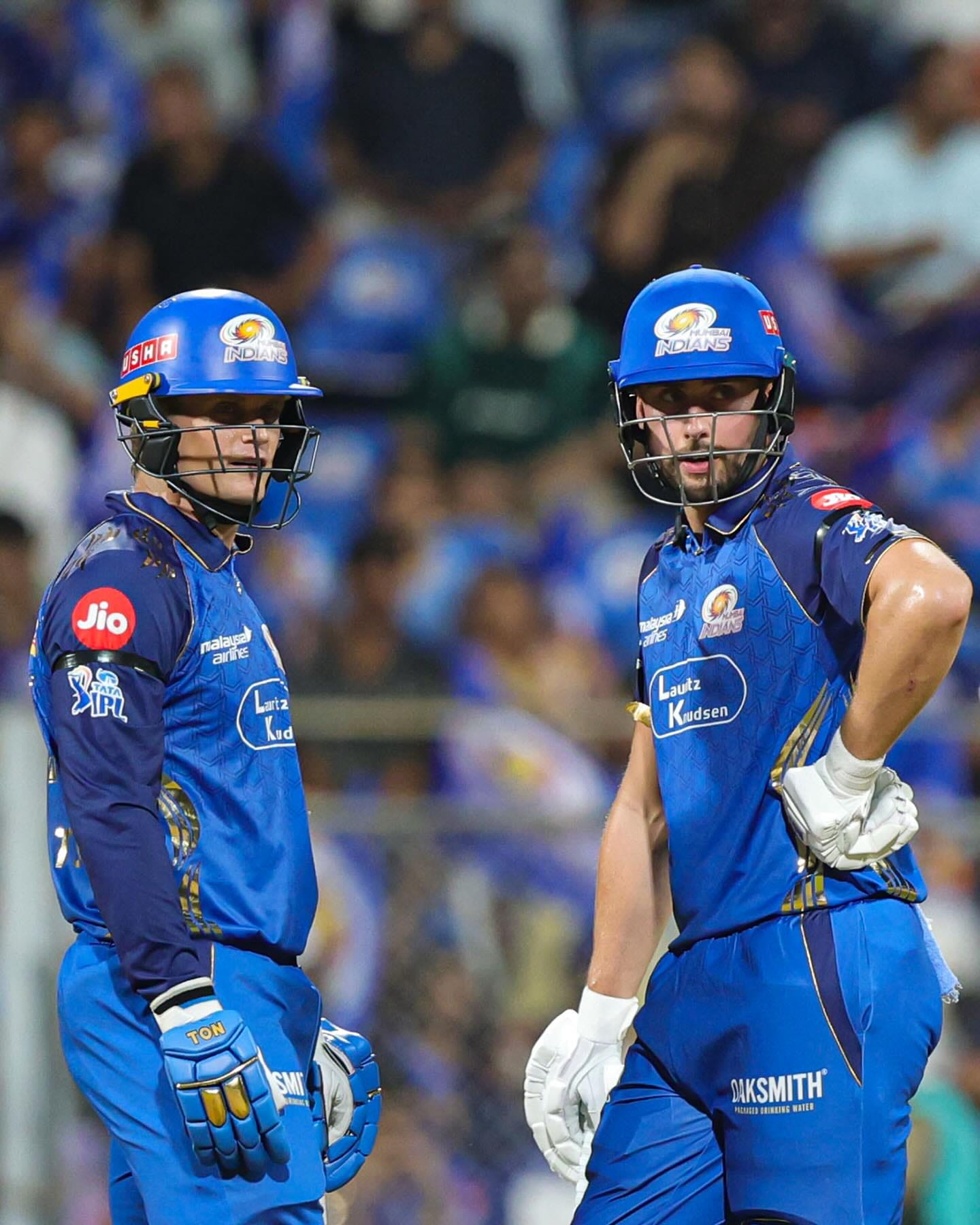 वानखेडे स्टेडियमवर काल मुंबई इंडियन्स आणि सनरायजर्स हैदराबादमध्ये सामना झाला. मुंबईने 243 धावांचा डोंगर उभा केला. पण SRH ने ट्रेविस हेड (76) आणि हेनरिक क्लासेन (65) यांच्या इनिंगच्या बळावर मुंबईला हरवलं. या पराभवानंतरही मुंबई इंडियन्स प्लेऑफ मध्ये पोहोचू शकते का? समजून घ्या. 