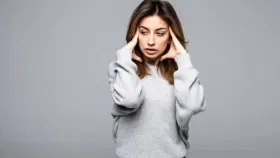 मायग्रेनच्या वेदना होत असताना कोणत्या चुका टाळाव्यात? जाणून घ्या