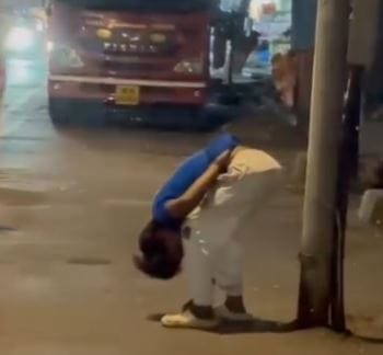 मीरा-भाईंदर परिसरात धक्कादायक प्रकार समोर आला असून ‘झोंबी ड्रग्स’चा शिरकाव झाल्याची भीती व्यक्त केली जात आहे. एका तरुणाने हे घातक ड्रग्स घेतल्याचा संशय व्यक्त केला जातोय. रात्रीच्या सुमारास तो भर रस्त्यात विचित्र अवस्थेत आढळून आला.