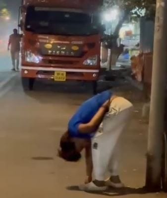 प्रत्यक्षदर्शींनी दिलेल्या माहितीनुसार संबंधित तरुण ड्रग्सच्या नशेत स्वतःवरचा ताबा गमावून अनियंत्रित हालचाली करत होता.या घटनेचा व्हिडिओ सोशल मीडियावर मोठ्या प्रमाणात व्हायरल झाला.