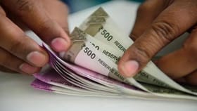 Vastu Shastra : घरात पैसा टिकत नाही? मग करा हे तीन प्रभावी उपाय.