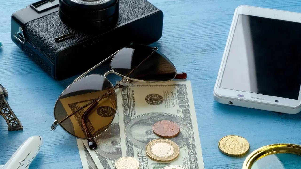 ऑनलाइन पेमेंटने बहुतांश व्यवहार होतात. पण थोडी कॅश बाळगणं सुद्धा गरजेच आहे. अनेक पर्यटन स्थळी स्थानिक ऑनलाइन पेमेंट घेत नाहीत. त्यावेळी कॅश उपयोगात येते. कार्ड्स आणि कॅश तुम्ही वेगवेगळ्या ठिकाणी ठेवा. एकत्र ठेऊ नका.