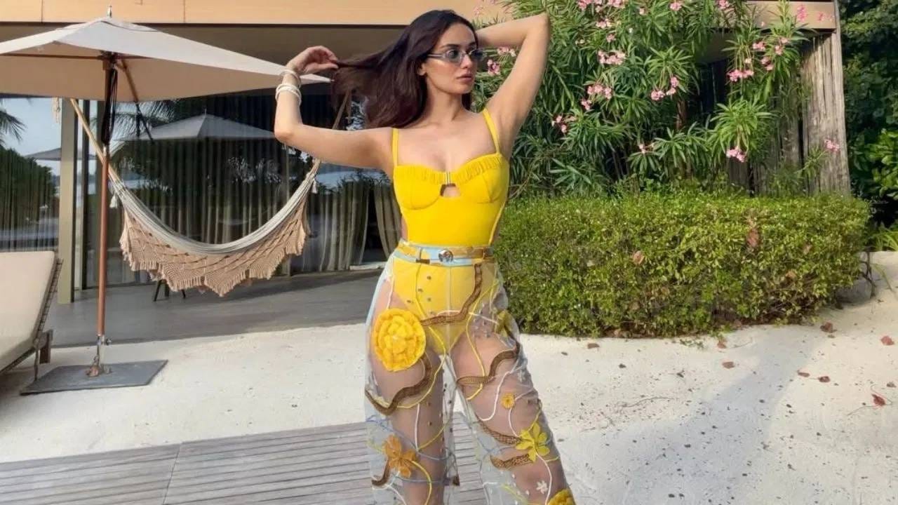 मानुषी छिल्लरने या फोटोजमध्ये पिवळ्या रंगाची मोनोकिनी परिधान केली आहे. हा तिला लूक अनेकांना आवडलय. तिने 'बेटावरची मुलगी' असं फोटोजना कॅप्शन दिलं आहे.  पिवळ्या रंगाच्या मोनोकिनी सोबत मानुषी छिल्लरने सनग्लासेस कॅरी केला आहे. 