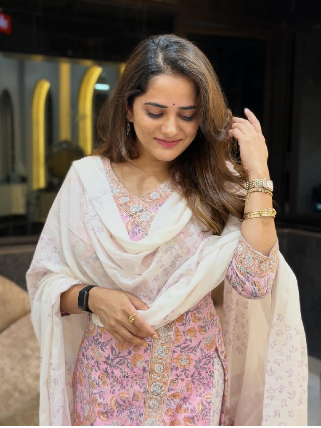 सौंदर्य आणि फिटनेस क्वीन, भाग्यश्री मोटेचा सिंपल लूकने वेधलं सर्वांचं लक्ष