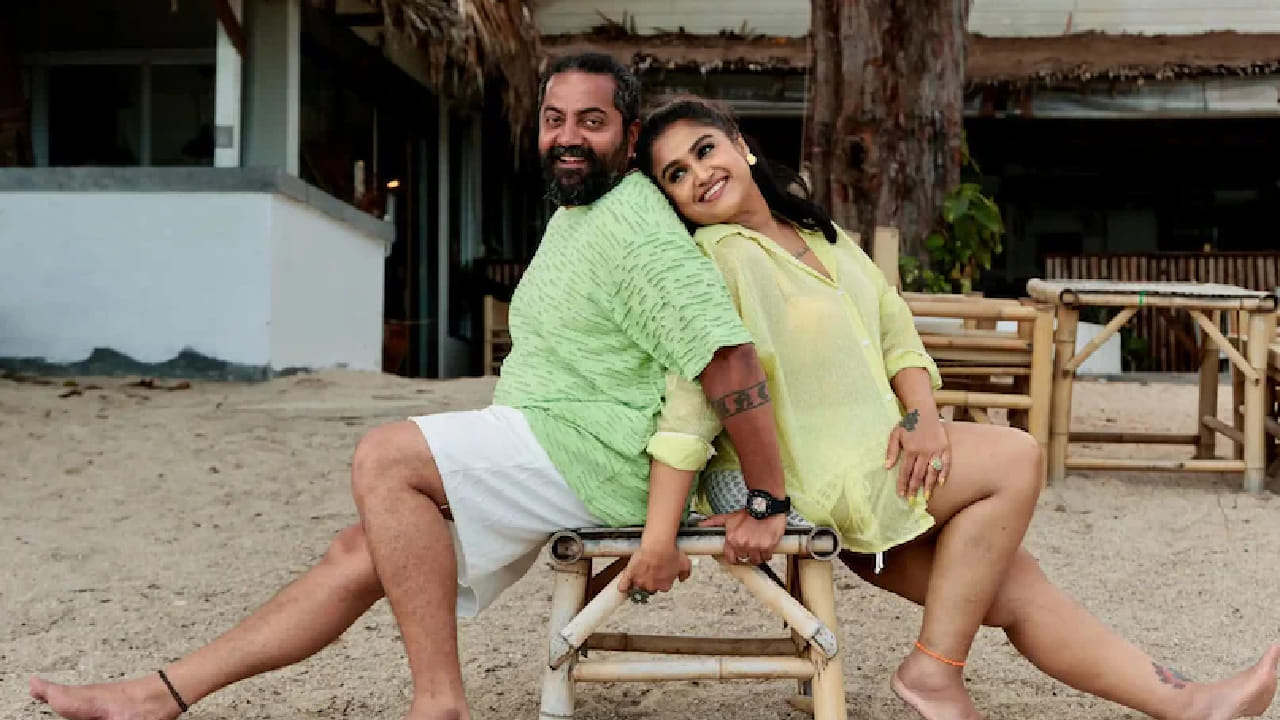 ‘Mrs & Mr’ ची कथा 40 वर्षांच्या आधुनिक स्त्रीच्या आयुष्याभोवती फिरते. विद्या अरुण या पात्रामध्ये वनीता विजयकुमार दिसतात. विद्या ही स्वतःच्या अटींवर जीवन जगण्याचा प्रयत्न करणारी महिला आहे. तिच्या आयुष्यातील एक मोठा प्रश्न म्हणजे आई होण्याचा निर्णय. समाजाकडून येणारा दबाव आणि स्वतःच्या इच्छांमध्ये ती कशी अडकते, याचे भावनिक चित्रण या चित्रपटात करण्यात आले आहे.