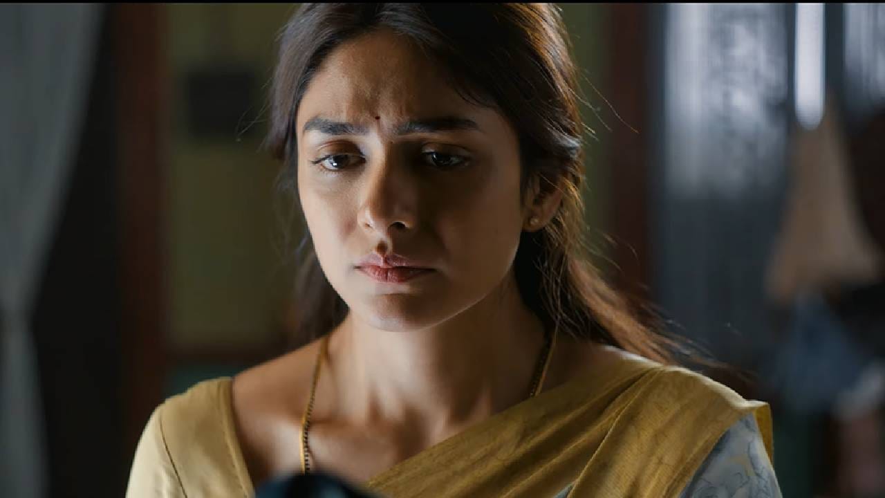 'डकैत' या चित्रपटाची कथा एका अशा माणसावर आहे, ज्याच्यावर त्याने कधीच न केलेल्या गुन्ह्याचा आरोप ठेवला जातो. ज्या व्यक्तीवर तो जिवापाड प्रेम करतो, तिच्याकडूनच त्याचा विश्वासघात होतो. त्यामुळे तुरुंगातून पळून जाऊन तो तिला शोधून सूड घेण्याचा प्रयत्न करतो.