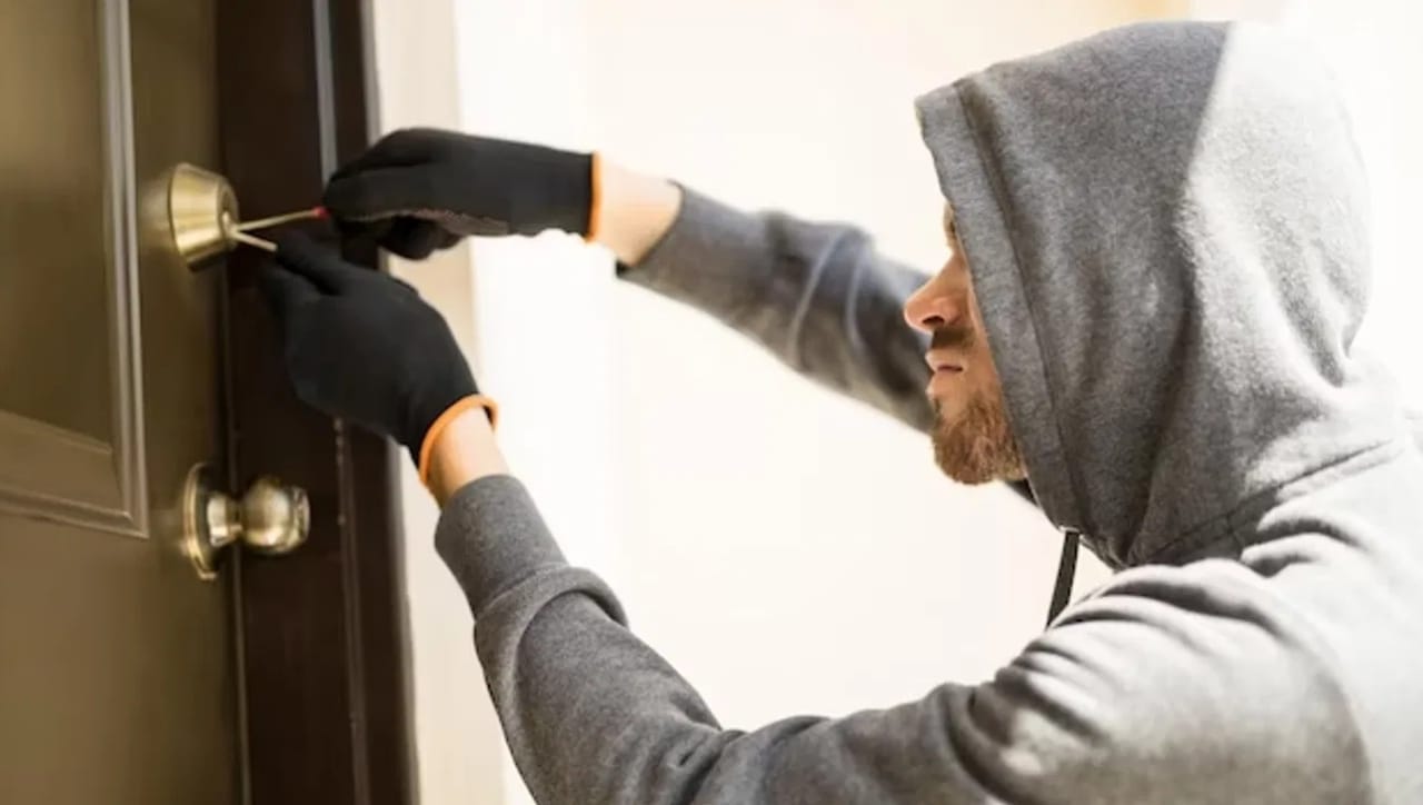 वहिनींनी विश्वासाने सख्ख्या दिराकडे चावी दिली, बाहेर पडताच क्षणी जे घडलं…; मुंबईत नात्याला काळिमा फासणारी घटना