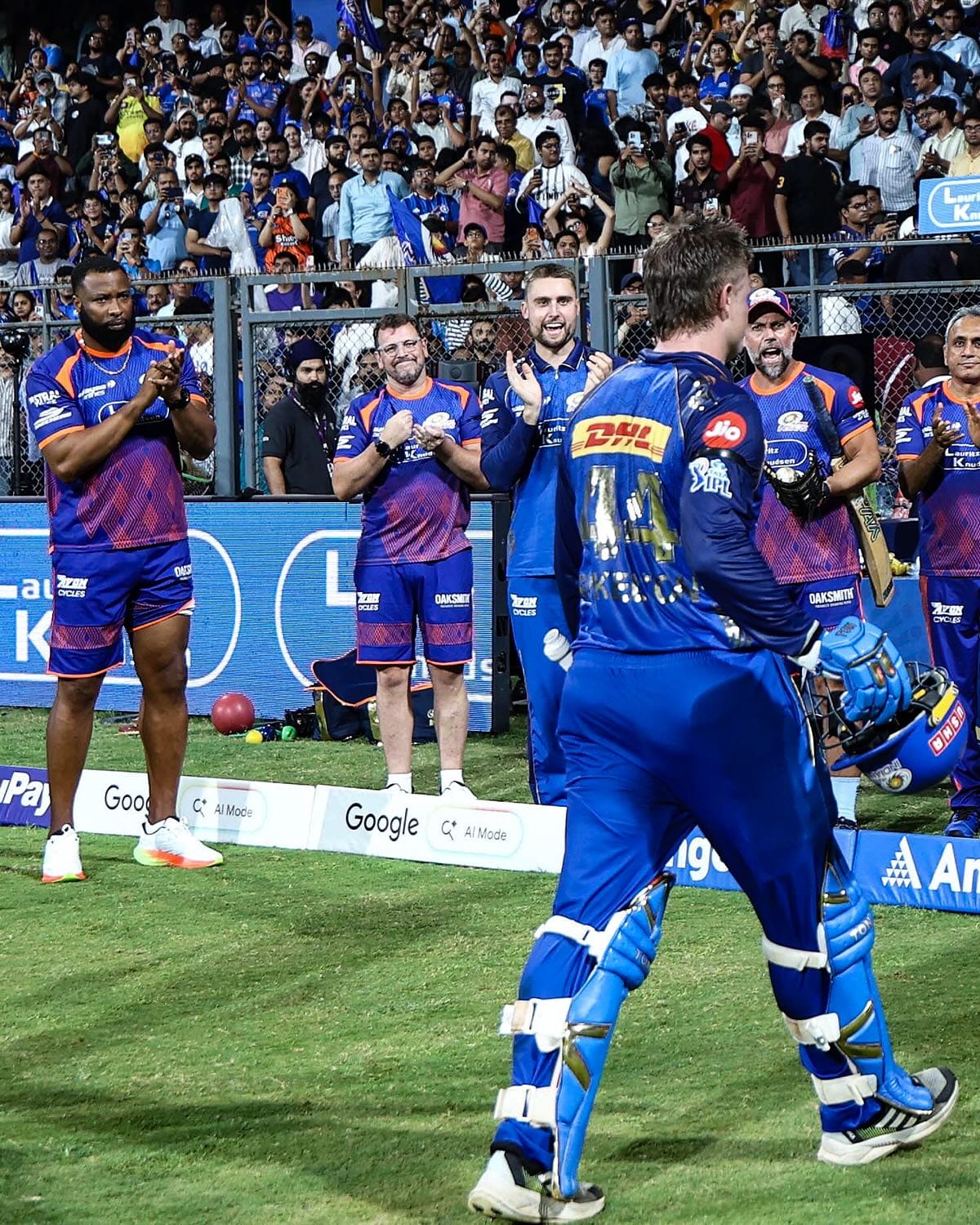 पॉइंट्स टेबलमध्ये टॉपवर असलेल्या टीम्सनी परस्परांना हरवणं आवश्यक आहे. त्याचवेळी गुजरात टायटन्स आणि दिल्ली कॅपिटल्स यांना येणाऱ्या मॅचेसमध्ये जास्त पॉइंट्स मिळाले नाहीत तर ते मुंबईच्या पथ्यावर पडेल. 