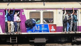 मुंबईकरांसाठी गुड न्यूज, मध्य रेल्वेचा मोठा निर्णय; आता लोकलमधील गर्दी.