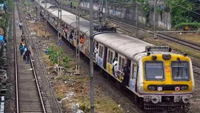 Central Railway : पुन्हा तेच .. सलग दुसऱ्या दिवशी लोकल 30 मिनिटं उशीरा, प्रवाशांचे हाल ! आता काय घडलं ?