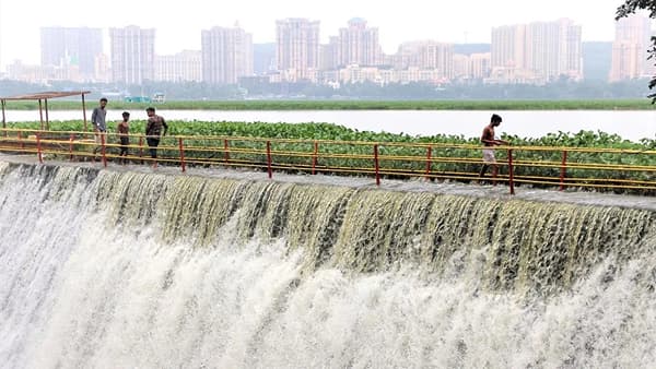 मुंबईकरांवर मोठं संकट, येत्या 1 मे पासून 10 टक्के पाणी कपात; धरणांची स्थिती काय?