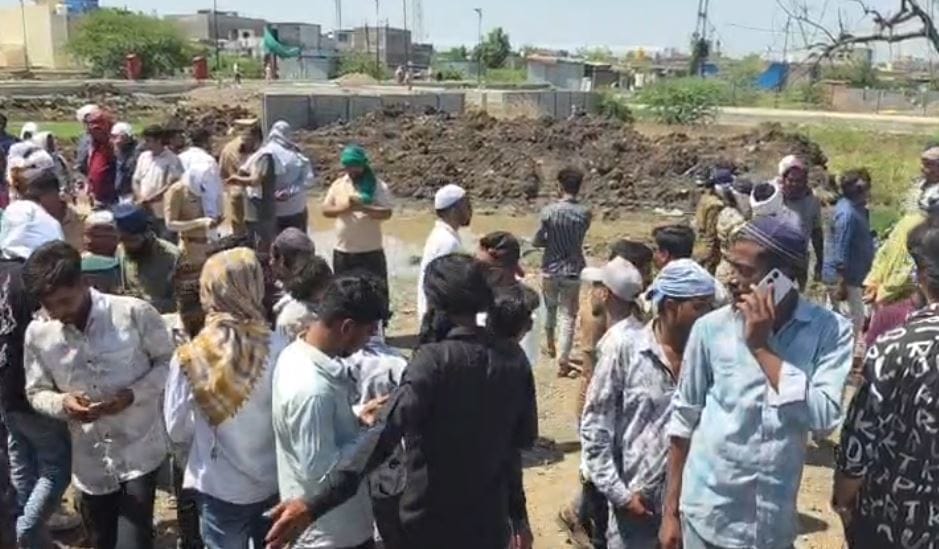 नांदेड शहरातील देगलूर नाका भागात इस्लामपुरा भागात एक धक्कादायक घटना घडली आहे. येथे खोदकाम केलेल्या खड्ड्यात बुडून चार चिमुकल्या मुलांचा मृत्यू झाला आहे. ही घटना समोर आल्यानंतर सर्वत्र हळहळ व्यक्त केली जात आहे.