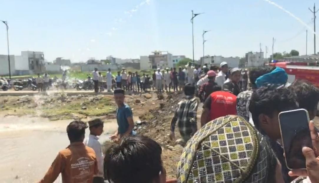 परंतु अचानक पाय घसरून एक मुलगा त्या खड्ड्यात पडला. त्यानंतर इतरही तीन मुले पाण्यात पडली. खड्ड्यातील पाणी खोल होते. खड्ड्यात चिखलही होता. या चिखलात चार मुलं फसली आणि त्यांचा मृत्यू झाला. 