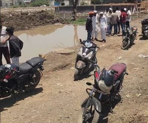 फूरखान आणि अदनान हे दोघे सख्खे भाऊ असल्याची माहिती आहे. दरम्यान, या घटनेची सखोल चौकशी व्हावी, खड्डा खोदणाऱ्यावर कारवाई व्हावी अशी मागणी केली जात आहे.  