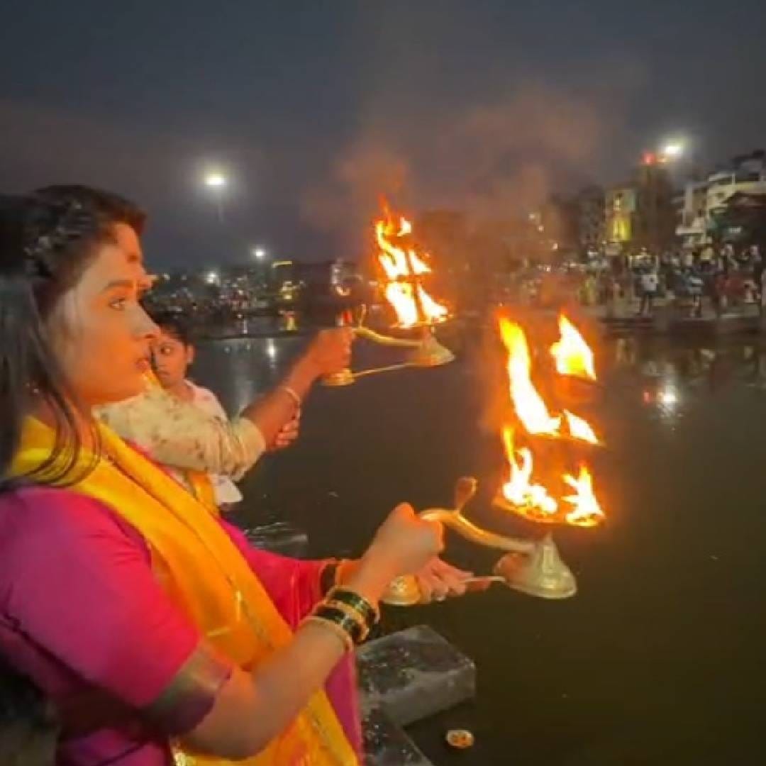 मंत्रोच्चार, दीपमाळा आणि आरतीच्या सुरांनी सजलेला हा सोहळा प्रत्येकाच्या मनाला शांती आणि समाधान देणारा ठरतो. स्टार प्रवाह वाहिनीच्या ‘बाई तुझा आशीर्वाद’ मालिकेतील कलाकारांनी नुकतीच याची प्रचिती घेतली. 
