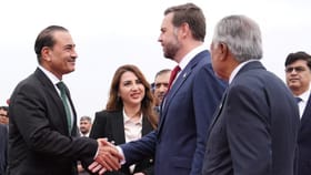 Photo : असीम मुनीरसोबत असणारी महिला कोण? संपूर्ण जगात का होतेय चर्चा?.