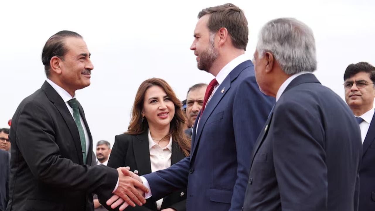 अमेरिकेचे उपराष्ट्राध्यक्ष जेडी व्हान्स पाकिस्तानला पोहोचले, तेव्हा विमानतळावर त्यांच्या स्वागतावेळी एक महिला देखील दिसली. या महिलेने असीम मुनीर यांच्यासह जेडी व्हान्स यांचे स्वागत केले.