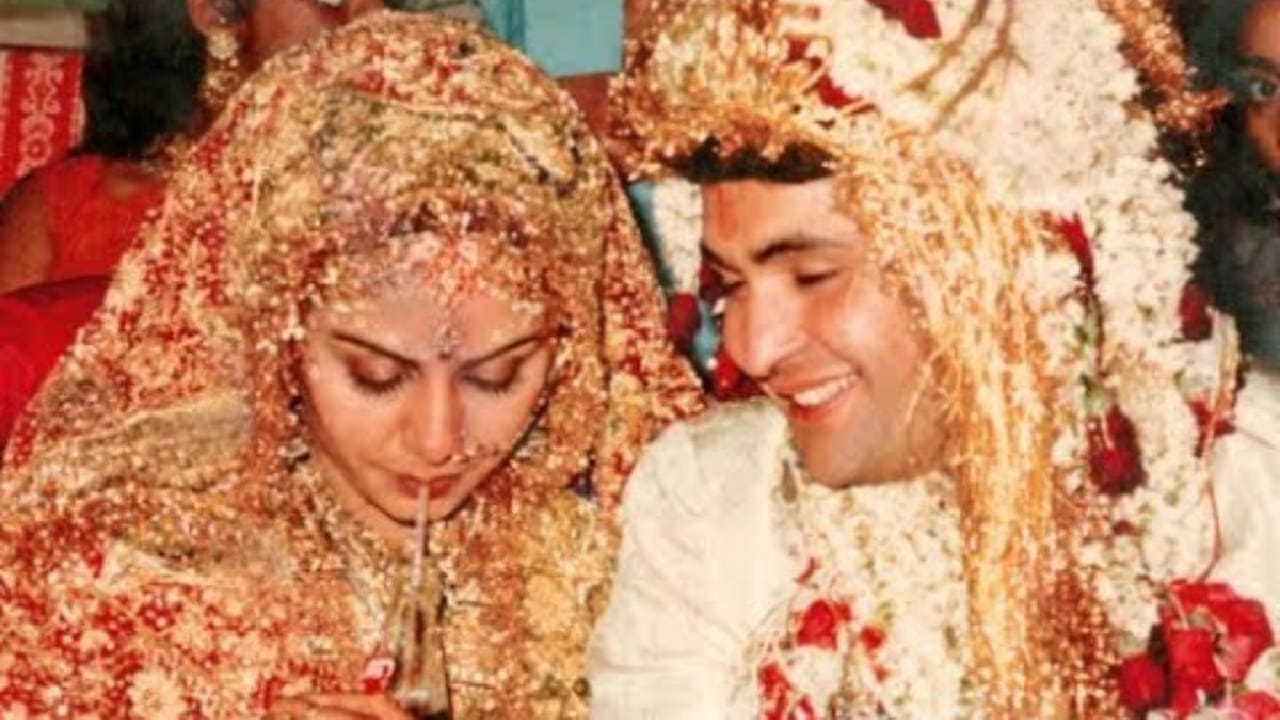 करिश्मा यांनी सांगितले की, 22 जानेवारी 1980 रोजी राज कपूर यांच्या आरके स्टुडिओमध्ये झालेल्या या लग्नात अनेक मोठ्या कलाकारांची उपस्थिती होती आणि वातावरण अगदी फिल्मी सेटसारखे होते. मात्र, या भव्य लग्नात एक अनपेक्षित घटना घडली.