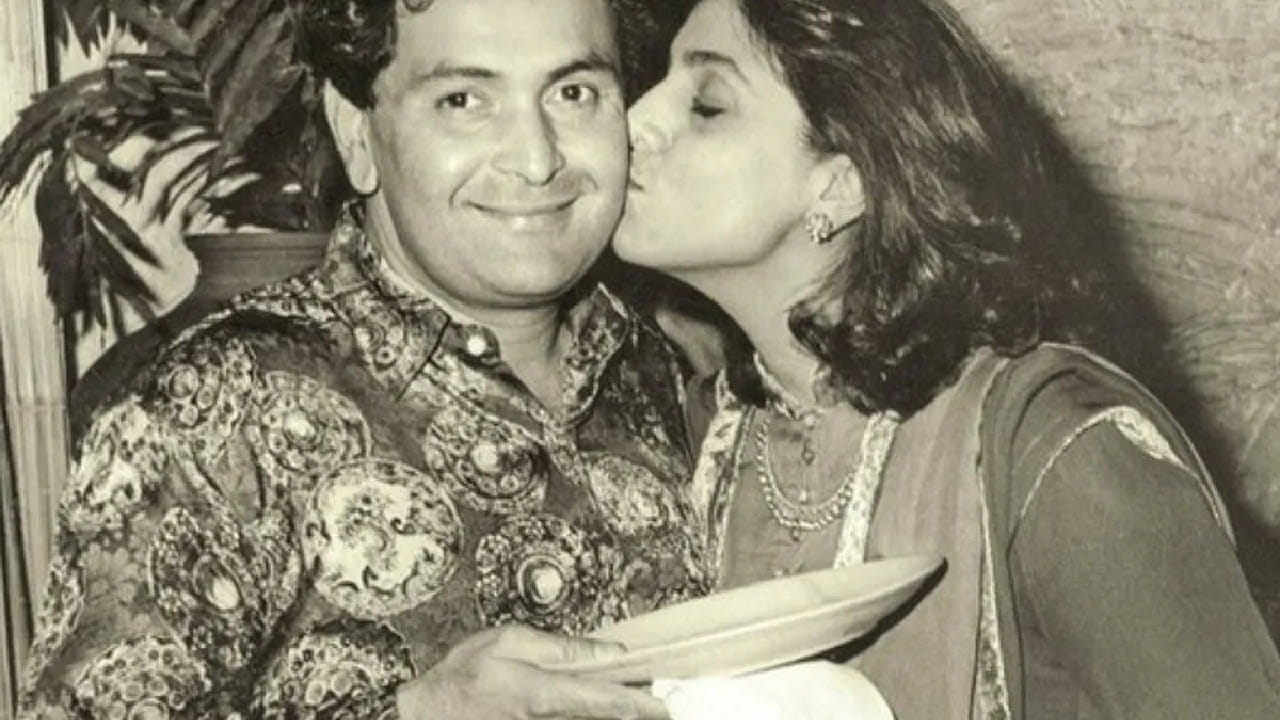 तसेच, लग्नात प्रचंड गर्दीमुळे काही बिनबुलाव्या पाहुण्यांनीही प्रवेश केला आणि त्यांनी भेटवस्तू म्हणून बॅगमध्ये चप्पल, बूट आणि दगड भरून दिल्याचा किस्सा देखील समोर आला. ऋषी कपूर यांच्याशी लग्न झाल्यानंतर नीतू कपूर यांनी अभिनय क्षेत्रातून काही काळासाठी दूर राहण्याचा निर्णय घेतला होता.