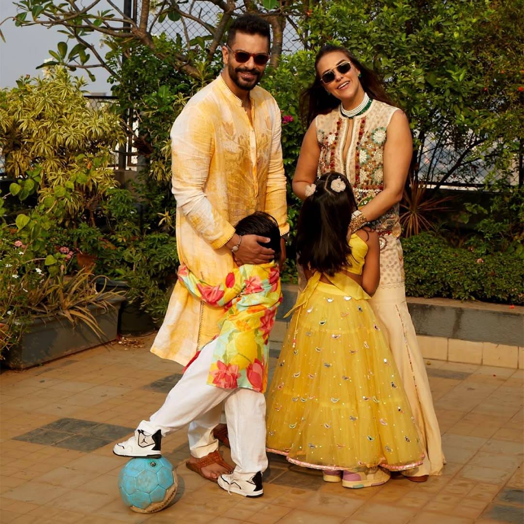 या पॉडकास्टमध्ये नेहा पुढे म्हणाली, "सुदैवाने मी गरोदर राहिले आणि आमची मुलगीच आमच्यासाठी आशीर्वाद बनून आली. अन्यथा तुम्ही इथे-तिथे प्रेमाच्या शोधात असता आणि जी व्यक्ती तुमच्यासमोर असते, त्याकडे तुमचं लक्षच जात नाही. अंगद नेहमीच माझ्यासोबत होता. आमच्या मुलीने आम्हाला एकत्र आणलं, कारण मी प्रेग्नंट असल्यानेच आम्हाला लग्न करावं लागलं होतं."
