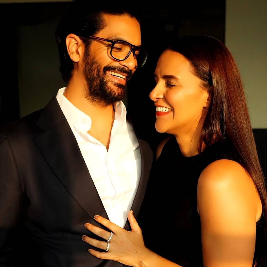 भारती सिंह आणि हर्ष लिंबाचियाच्या पॉडकास्टमध्ये अंगदने सांगितलं की तो आठ वर्षे नेहाच्या मागे लागला होता. नेहाला पाहताच क्षणी तो तिच्या प्रेमात पडला होता आणि सुरुवातीला त्याच्याकडून एकतर्फीच प्रेम होतं. नेहाला त्यावेळी तिच्या करिअरवर लक्ष केंद्रीत करायचं होतं. त्यामुळे ती अंगदला होकार देत नव्हती. 
