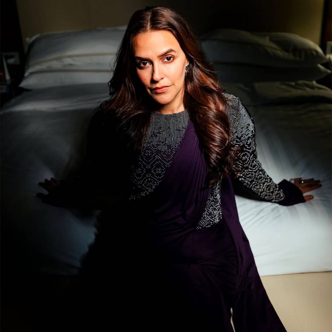 नेहा आणि अंगद यांची पहिली भेट जिममध्ये झाली होती. नेहाला अनेकदा विचारूनही ती होकार देत नसल्याचं पाहून अंगदने तिच्या आईसोबत चांगलं नातं निर्माण करण्याचा प्रयत्न केला. या दोघांच्या कुटुंबीयांकडून त्यांच्या नात्याला होकार होता. परंतु नेहाने अंगदला अनेक वर्षे प्रतीक्षा करायला लावलं होतं. 
