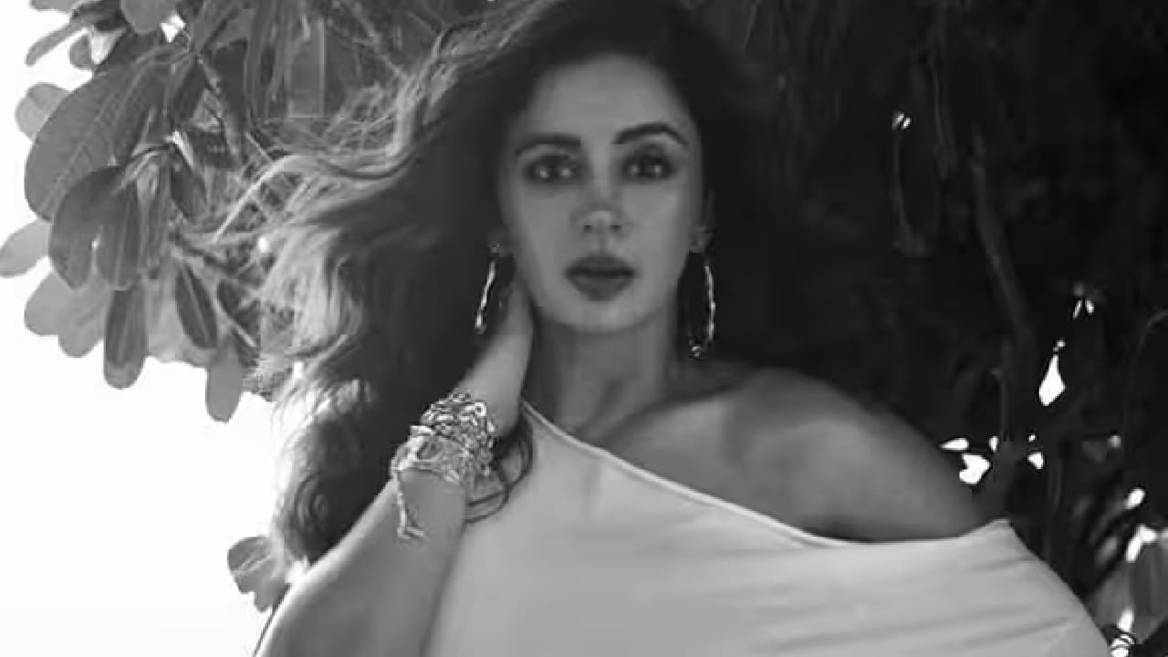 मात्र या आरोपाकडे दुर्लक्ष करत नेहा पेंडसेने आपलं आयुष्य आपल्या पद्धतीने जगण्याचा निर्णय घेतला. अनेक वेळा तिने ट्रोलर्सना सडेतोड उत्तर दिलं. नेहाचं स्पष्ट मत आहे की लोक काय बोलतात याकडे जास्त लक्ष देऊ नये.