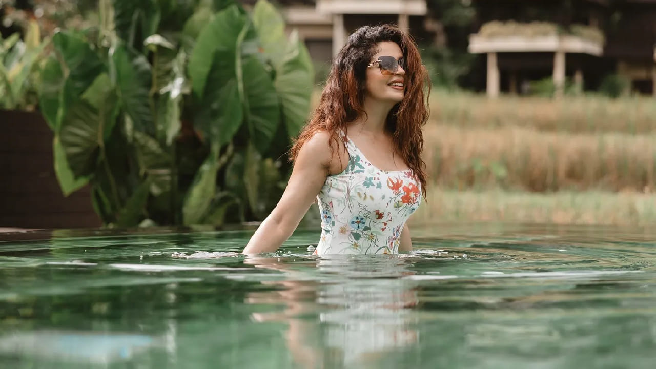 टीव्ही आणि बॉलिवूड इंडस्ट्रीमध्ये अनेक अभिनेत्री त्यांच्या वैयक्तिक आयुष्यामुळे सतत चर्चेत राहतात. त्यापैकीच एक नाव म्हणजे नेहा पेंडसे. ‘भाभी जी घर पर हैं’ या लोकप्रिय मालिकेमुळे घराघरात पोहोचलेली नेहा पेंडसे सध्या पुन्हा एकदा चर्चेचा विषय ठरत आहे.