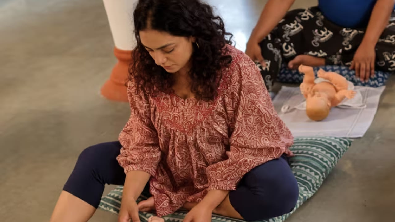 नित्या मेनन हिने मिशन मंगळयान या चित्रपटात अक्षय कुमारसोबत काम केलं आहे. तसेच ती कन्नड, तमिळ, तेलुगू आणि मल्याळम चित्रपटसृष्टीतही आपल्या दमदार अभिनयासाठी ओळखली जाते. कमी चित्रपट करूनही तिने स्वतःची वेगळी ओळख निर्माण केली आहे.