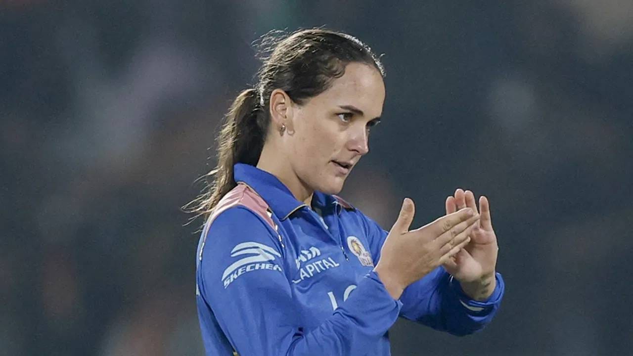 महिला क्रिकेटर्समध्ये न्यूझीलंडची कर्णधार एमिली करला प्लेयर ऑफ द मंथचा अवॉर्ड मिळाला. करला तिसऱ्यांदा हा मान मिळाला. दक्षिण आफ्रिका आणि झिम्बाब्वे विरुद्ध एमिली करने बॅट आणि बॉलने जबरदस्त प्रदर्शन केलं. झिम्बाब्वे विरुद्ध तीन मॅचमध्ये तिने 16 विकेट काढल्या.