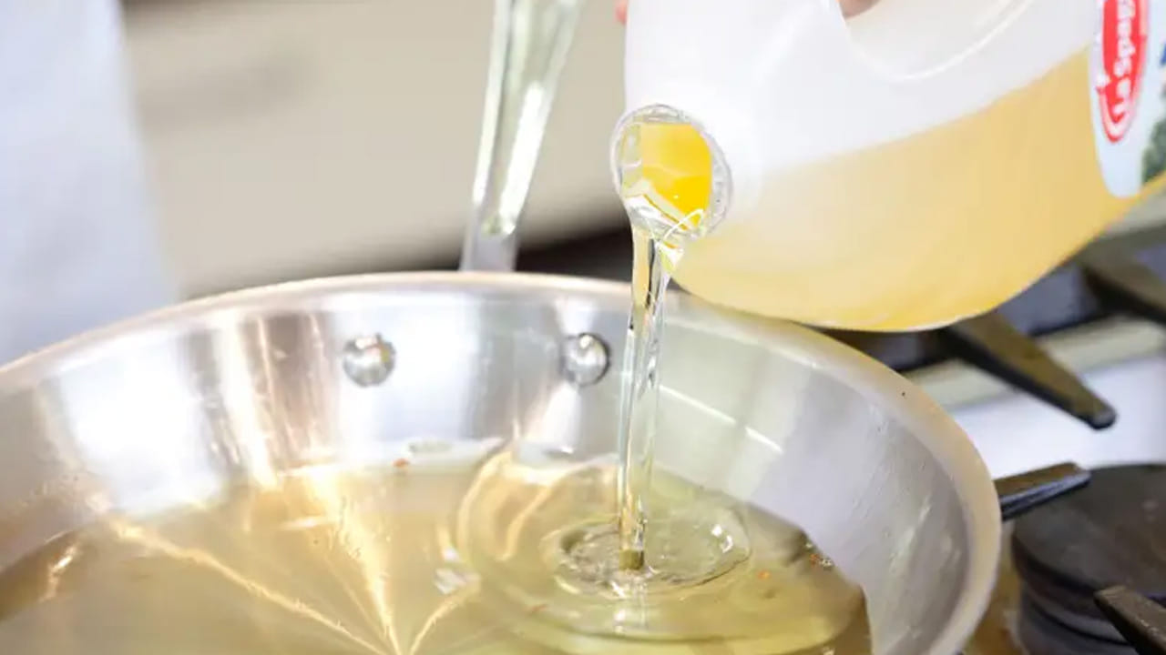 स्वयंपाकघरात काम करताना अनेकदा घाईघाईत आपल्याकडून चुका होतात. कधी मीठ सांडतं, तर कधी चुकून तेल सांडतं. तेल सांडणे ही गृहिणींसाठी मोठी डोकेदुखी ठरते.