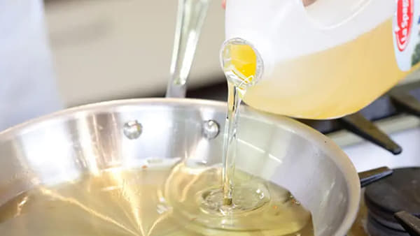 स्वयंपाकघरात काम करताना अनेकदा घाईघाईत आपल्याकडून चुका होतात. कधी मीठ सांडतं, तर कधी चुकून तेल सांडतं. तेल सांडणे ही गृहिणींसाठी मोठी डोकेदुखी ठरते.