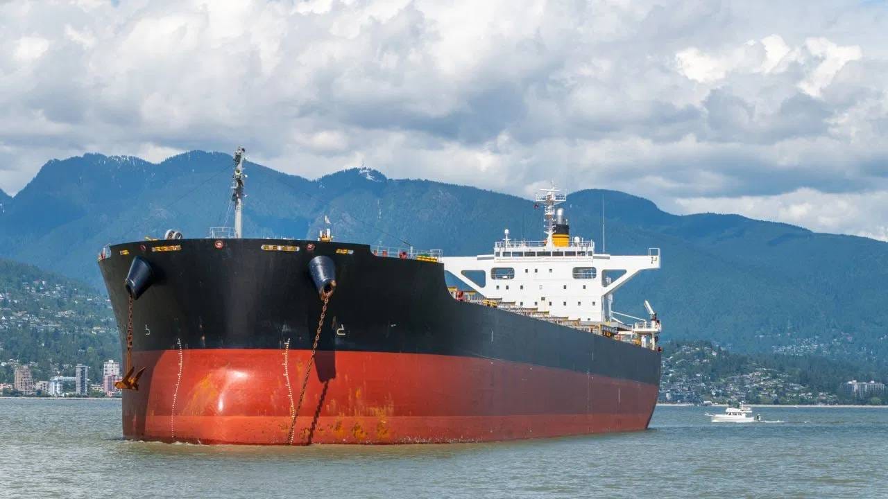 चीनच्या एकूण वापरापैकी जवळपास 20 टक्के तेलाचा पुरवठा इराण आणि वेनेजुएला या दोन देशांकडून सुरु होता. अमेरिकेने आता इराणवर दबाव टाकून हॉर्मुर्ज आणि खार्ग बेटाला चर्चेचा विषय बनवला आहे. या रुटचा सर्वात जास्त फायदा चीनलाच होत होता. 