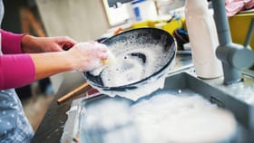 तेलाची घाणेरडी भांडी कशी स्वच्छ करावी? जाणून घ्या सोप्या किचन ट्रिक्स