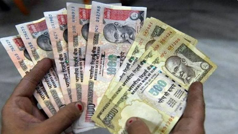 दरम्यान, सोशल मीडियावरील ही पोस्ट लक्षात घेऊन प्रेस इन्फॉर्मेशन ब्यूरोने फॅक्ट चेकच्या माध्यमातून हा संभ्रम दूर केला आहे. जुन्या 500 आणि 1000 रुपयांची नोट बदलण्यासाठी आरबीआयने कोणतीही नवी सुविधा दिलेली नाही किंवा तशी कोणतीही व्यवस्था निर्माण केलेली नाही, असे पीआयबीने स्पष्ट केले आहे. 