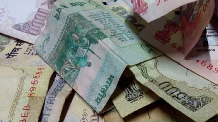 दरम्यान, 8 नोव्हेंबर 2016 रोजी केंद्र सरकारने नोटबंदी जाहीर केली होती. या नोटबंदीमध्ये 500 आणि 1000 रुपयांच्या नोटा बंद केल्या होत्या. या नोटा बँकांत जमा करण्यासाठी सरकारने सुविधा निर्माण केली होती.   