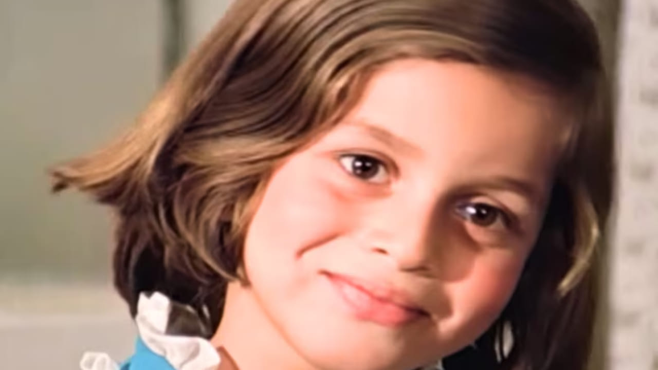 गाण्याचे बोल साधे, पण हृदयाला भिडणारे आहेत. त्यामुळेच हे गाणं काळानुसार जुने न होता आजही तितकंच ताजं आणि भावनिक वाटतं. या गाण्याचे शब्द प्रसिद्ध गीतकार आनंद बक्शी यांनी लिहिले होते. त्यांनी हिंदी चित्रपटसृष्टीला अनेक अजरामर गाणी दिली आहेत. 