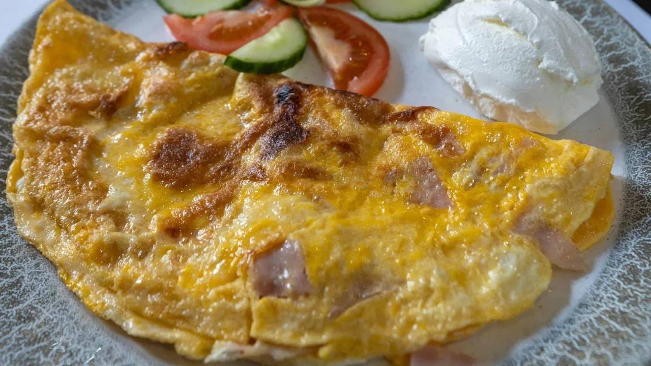 आंध्र प्रदेश हे देशातील सर्वाधिक अंडी उत्पादक राज्य आहे. आंध्र प्रदेशात मॉर्डन फार्मिंग टेक्निक आणि कॉर्शियल पॉल्‍टी फार्म्‍समुळे आंध्र प्रदेश अंडी उत्पादनात देशातील नंबर एक राज्य आहे. आंध्र प्रदेशातील कृष्णा आणि पश्चिम गोदावरी जिल्ह्यात सर्वाधिक प्रोडक्शन होतं. 