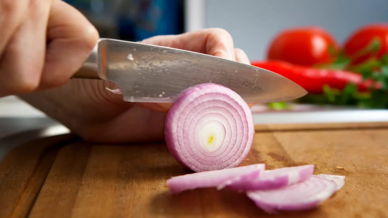 कांदा चिरताना डोळ्यातून पाणी येऊ नये म्हणून, कांदा अर्धा कापून 10 मिनिटे थंड पाण्यात ठेवा किंवा चिरण्यापूर्वी फ्रिजमध्ये ठेवा. त्याचप्रमाणे, लसूण सोलणे सोपे व्हावे यासाठी, त्याच्या पाकळ्या थोडा वेळ गरम पाण्यात भिजवून ठेवा.