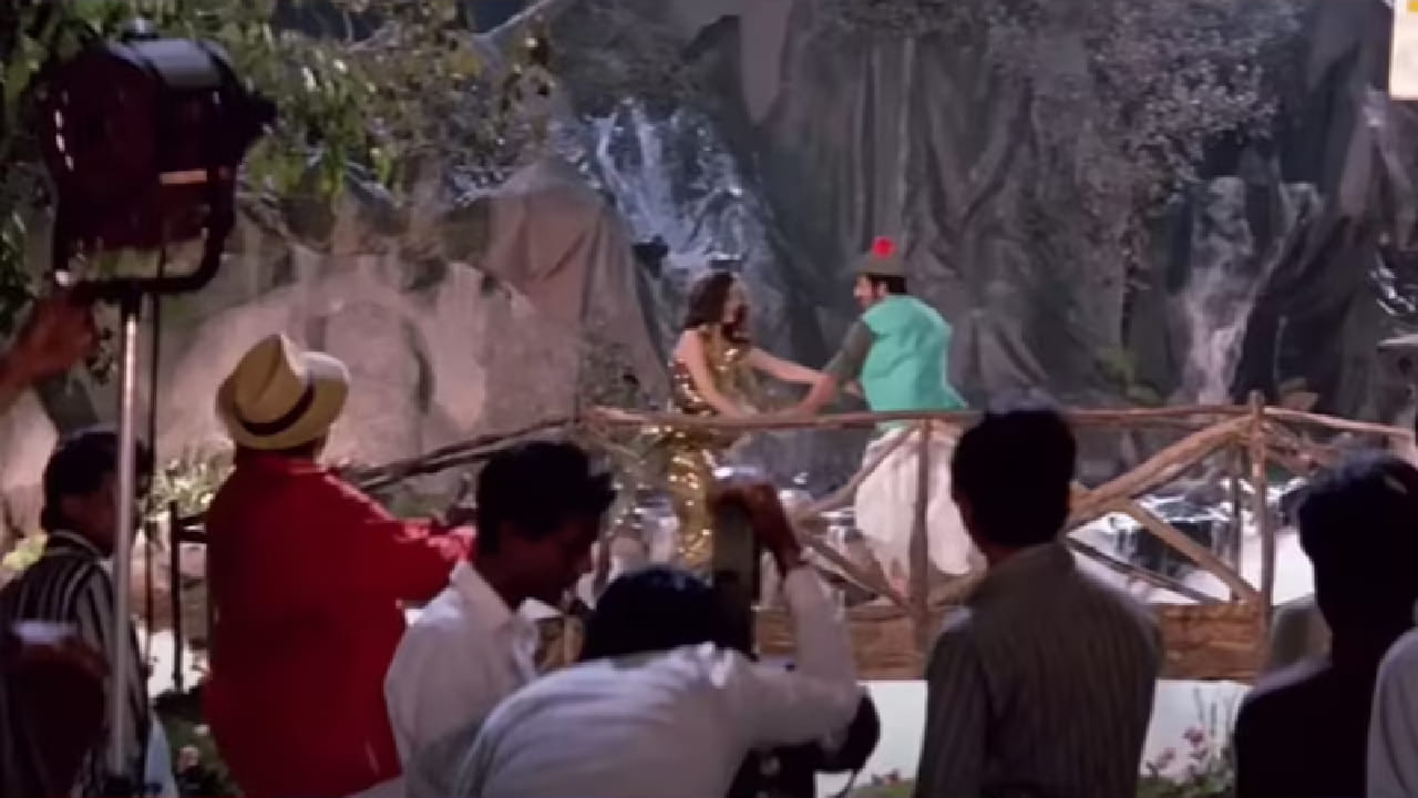 आपण ज्या गाण्याबद्दल बोलत आहोत ते म्हणजे Oye Oye. हे गाणं 'त्रिदेव' या ब्लॉकबस्टर चित्रपटातील आहे. 1989 साली प्रदर्शित झालेल्या या चित्रपटाने बॉक्स ऑफिसवर जबरदस्त यश मिळवलं होतं.