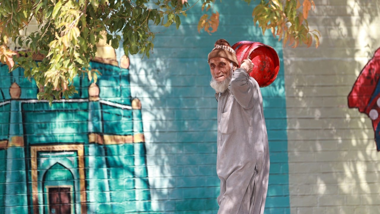 पाकिस्तानात सध्या स्टील सिलेंडरकडून कंपोझिट फायबर सिलेंडरकडे वळण्याचे प्रमाण वेगाने वाढत आहे. हे सिलिंडर पारदर्शक असतात, ज्यामुळे ग्राहकांना त्यातील गॅसची पातळी सहज पाहता येते.