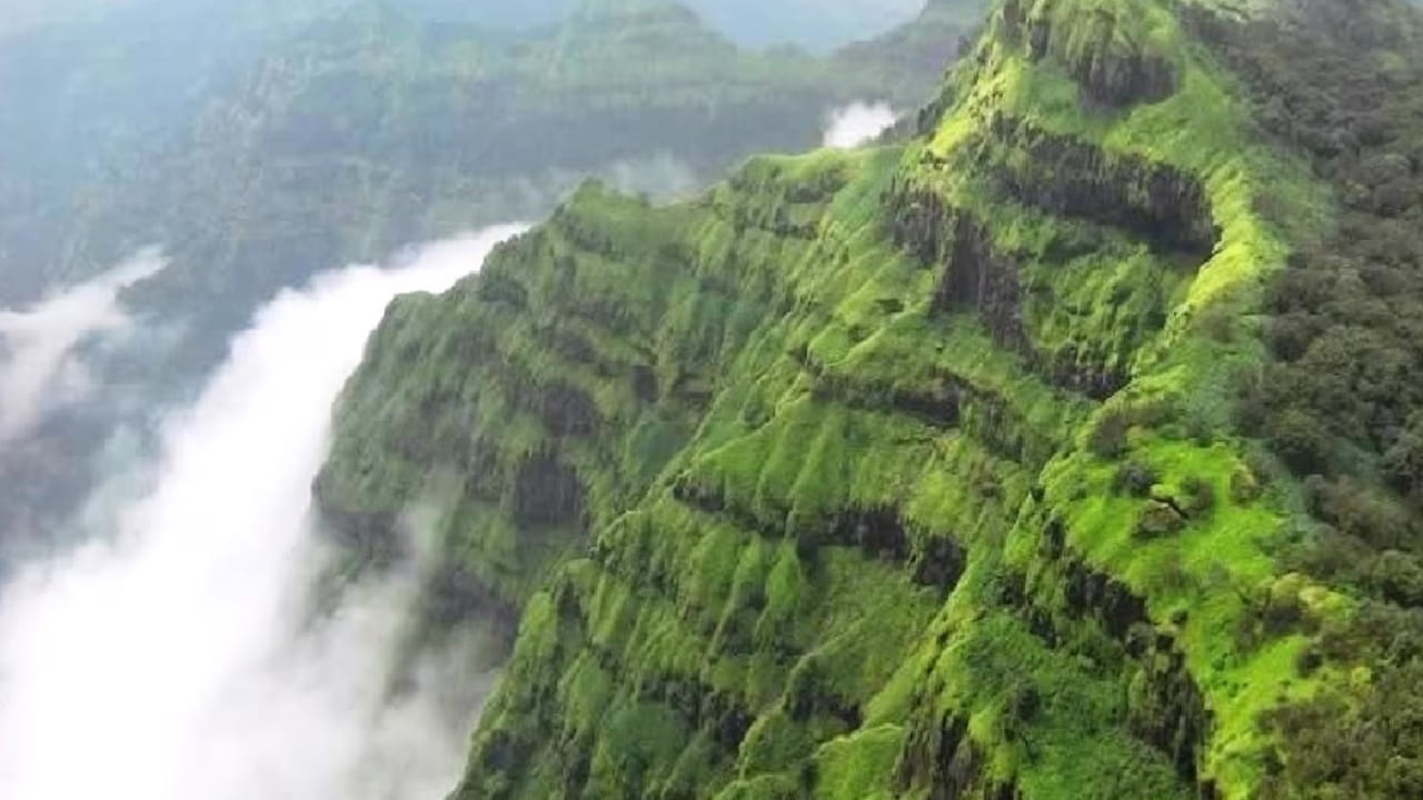 पाचगणी हे समुद्रसपाटीपासून सुमारे 1305 मीटर उंचीवर वसलेले आहे. वर्षभर येथील हवामान आल्हाददायक असते. त्यामुळे उन्हाळ्यातही येथे थंडावा अनुभवायला मिळतो. त्यामुळेच पर्यटकांसाठी हे ठिकाण आकर्षणाचे केंद्र ठरते.