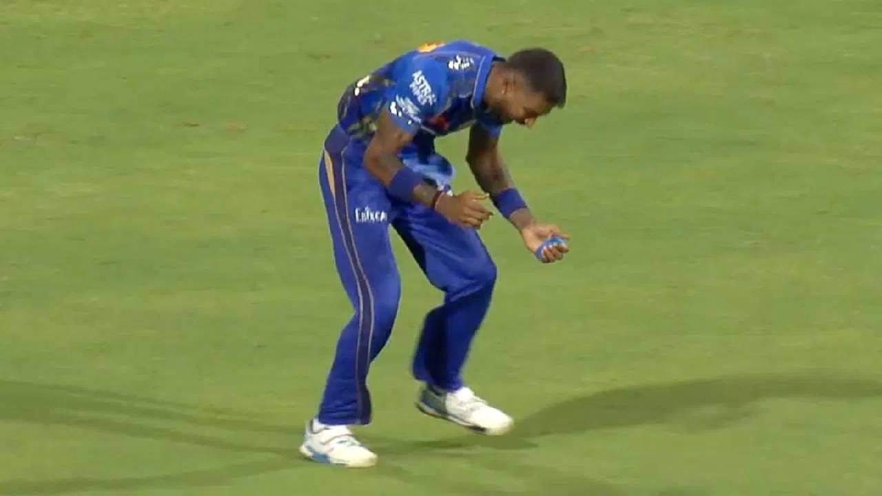 मॅचनंतर ड्रेसिंग रुममध्ये बोलताना हार्दिक पंड्या बोलला की, 'आपण वेगवेगळे जाऊन बसणार त्यापेक्षा आपण एकत्रितपणे बसू. या पराभवावर विचारमंथन करु' हार्दिक पंड्याचा कॅप्टन म्हणून मुंबई इंडियन्स सोबत तिसरा सीजन आहे. 