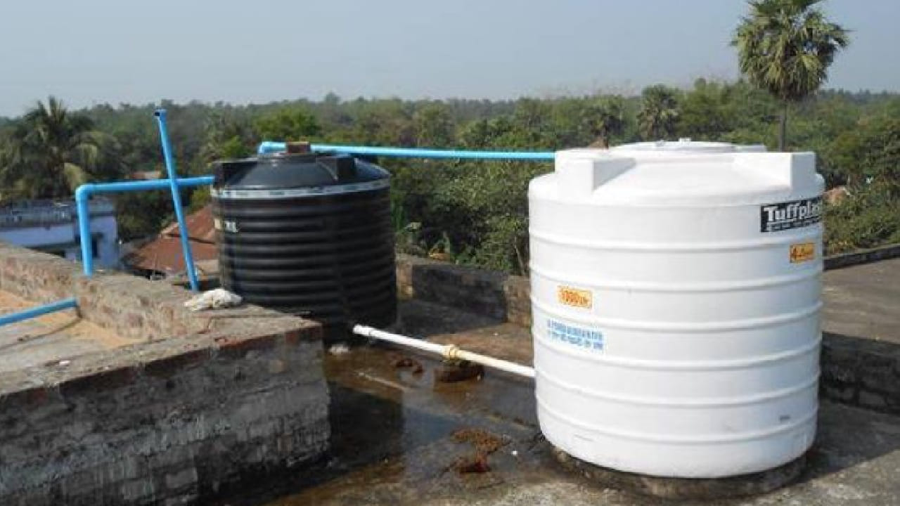 आपण रोज पिण्यासाठी, अंघोळीसाठी, स्वयंपाकासाठी आणि साफसफाईसाठी वापरत असलेले पाणी स्वच्छ आणि सुरक्षित असणे आवश्यक आहे. त्यामुळे वेळोवेळी टाकी स्वच्छ करणे खूप महत्त्वाचे आहे. 