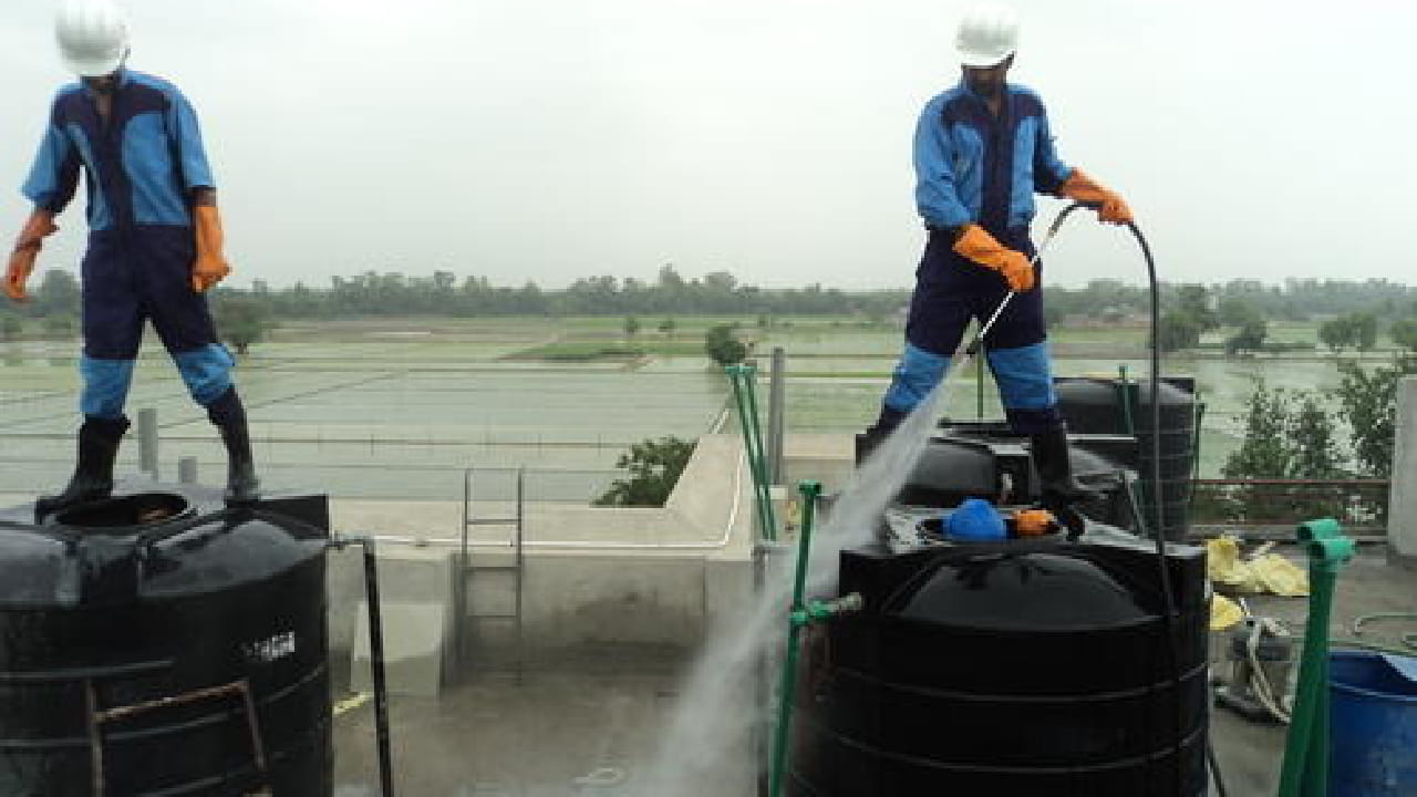 टाकी स्वच्छ करण्यापूर्वी सर्वप्रथम त्यातील संपूर्ण पाणी बादली किंवा मगच्या मदतीने बाहेर काढा. टाकी पूर्ण रिकामी असल्यास साफसफाई अधिक सोपी होते. यानंतर एका मजबूत ब्रशच्या मदतीने टाकी चांगल्या प्रकारे घासून स्वच्छ करा. भिंतींना चिकटलेली घाण, शेवाळ किंवा मळ व्यवस्थित काढून टाका.